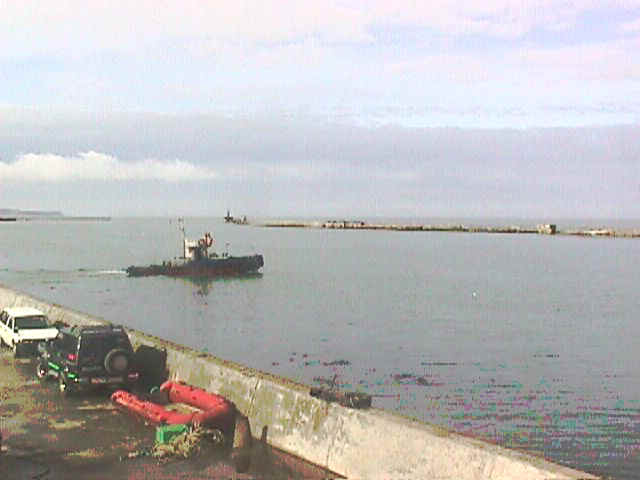 Вид из порта - малое рыболовное судно на рыбалку пошло.